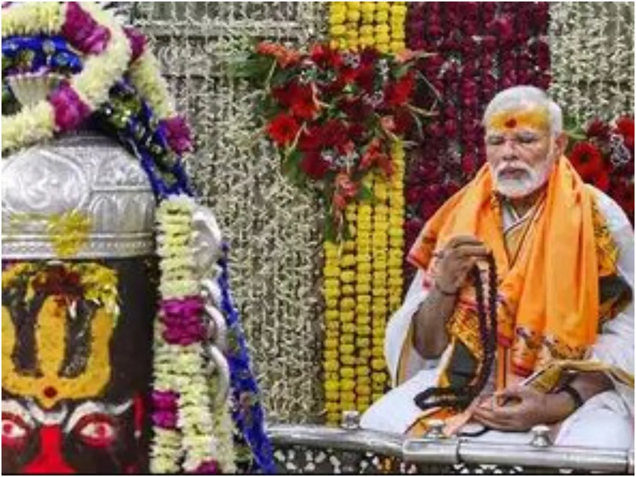 modi in temple .jpg