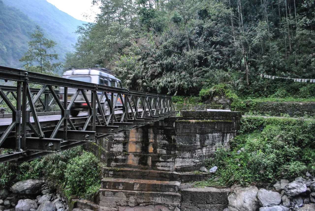 Vehicle_crossing_Iron_Bridge_on_the_way_to_Lachen,North_Skkim