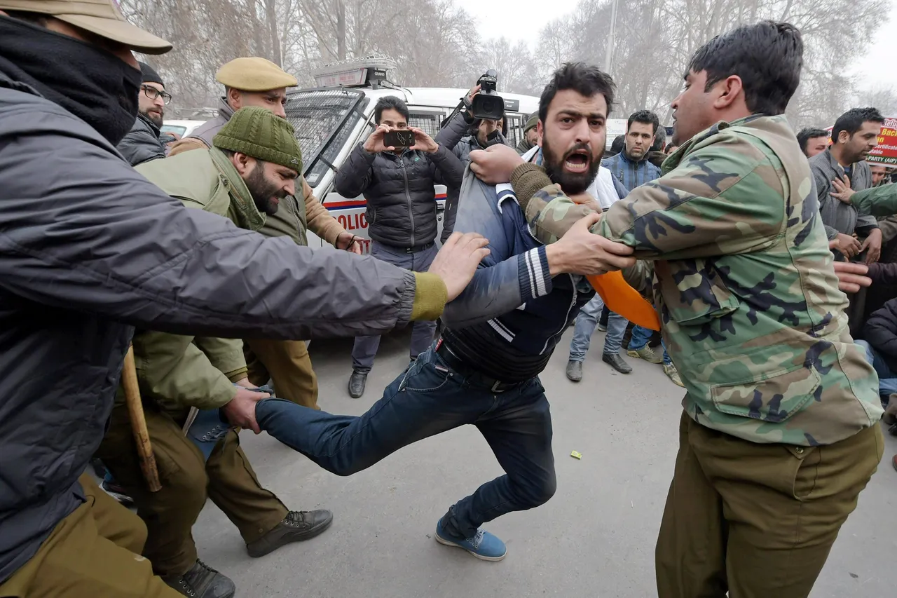 kashmir-protest-refiugees-domicile