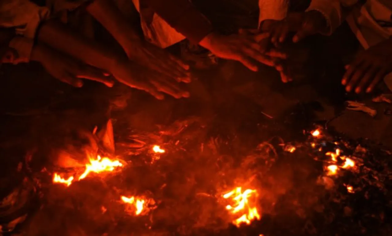 শীতে আগুন পোহানো 