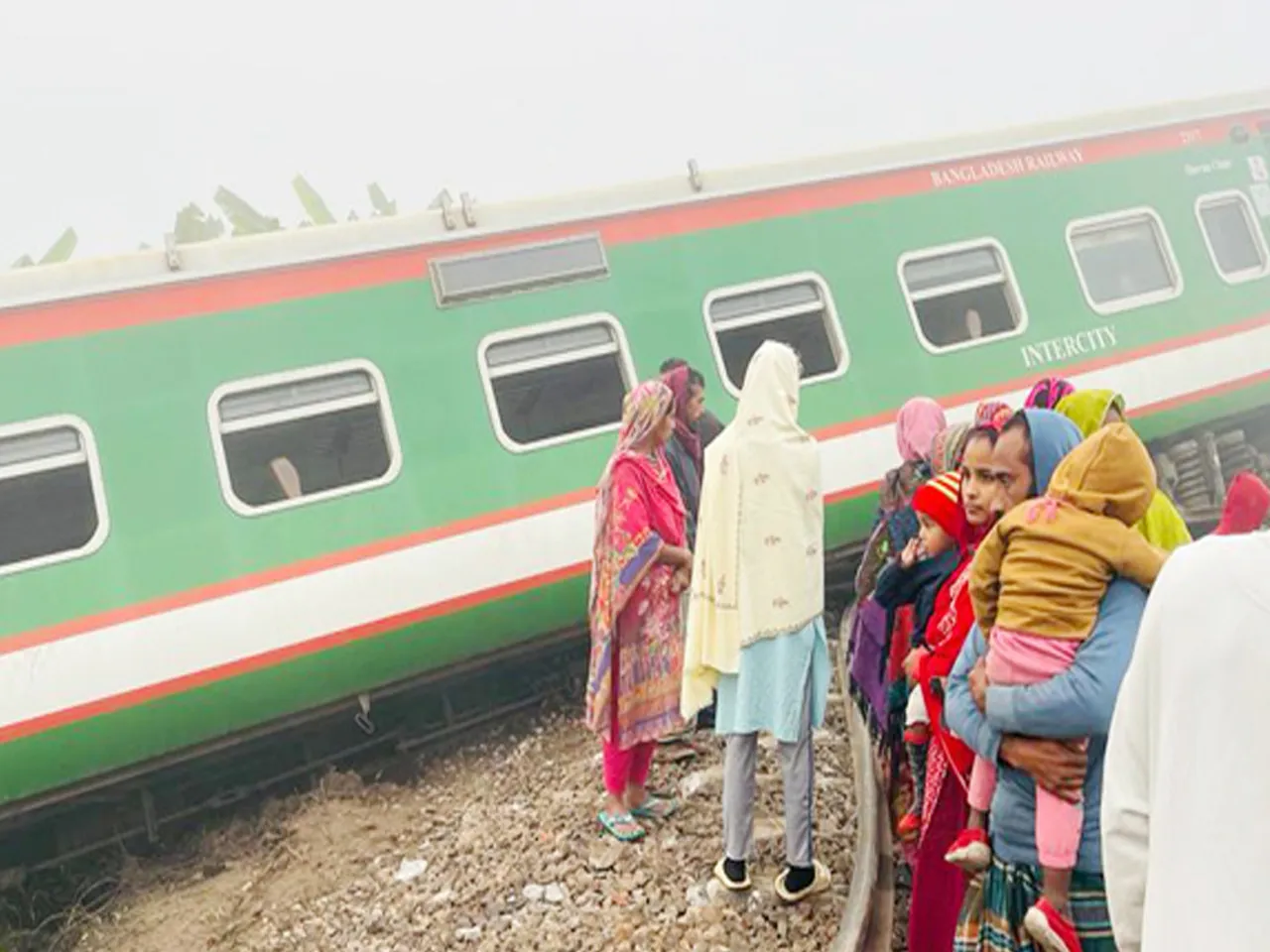 train acci dhakaka.jpg