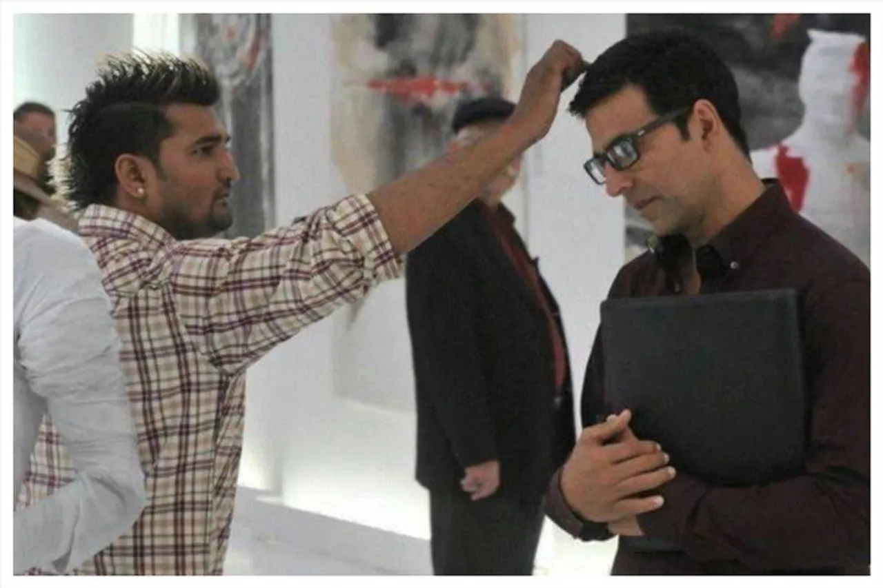 প্রয়াত হেয়ার স্টাইলিস্টের সাথে নিজের থ্রোব্যাক ছবি পোস্ট অক্ষয়ের