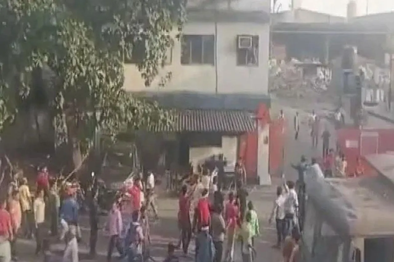 ইস্পাত কারখানায় ভয়াবহ সংঘর্ষে আহত ১৯ পুলিশ কর্মী