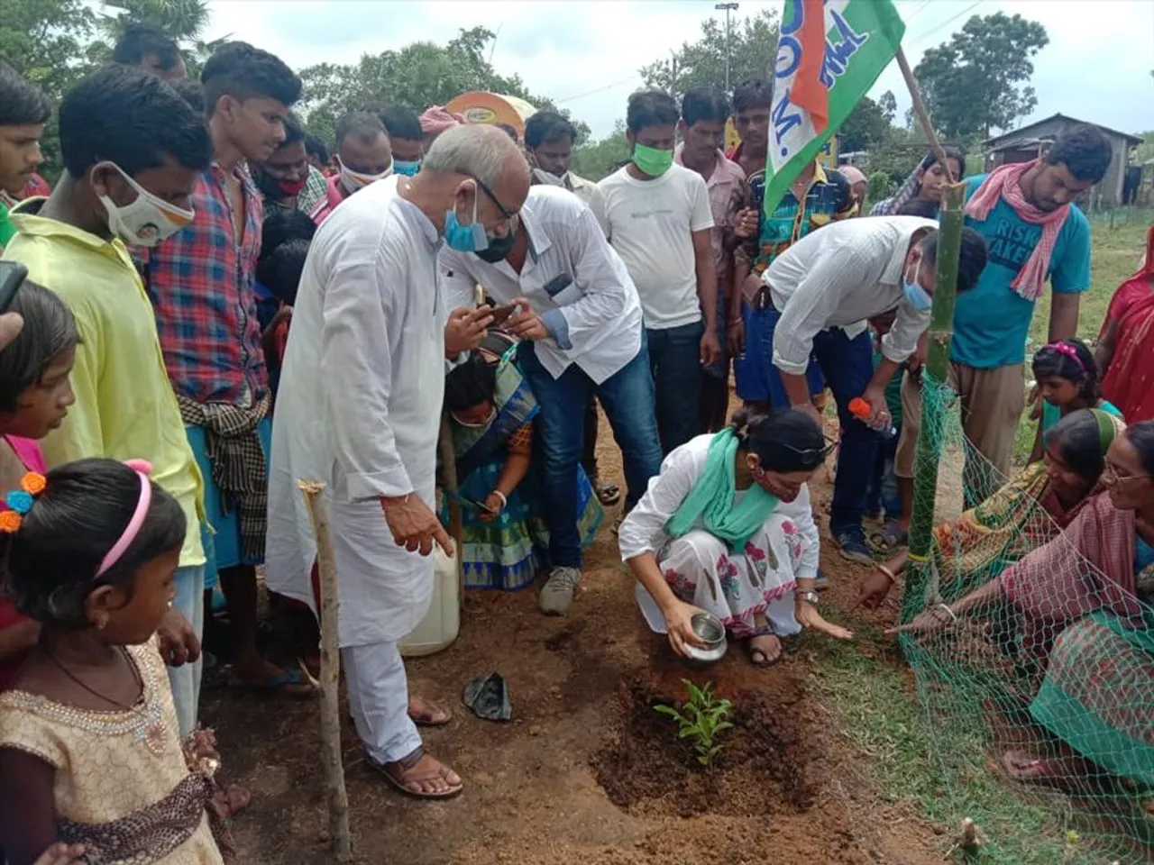 বৃক্ষরোপণ করলেন বিধায়িকা জুন মালিয়া