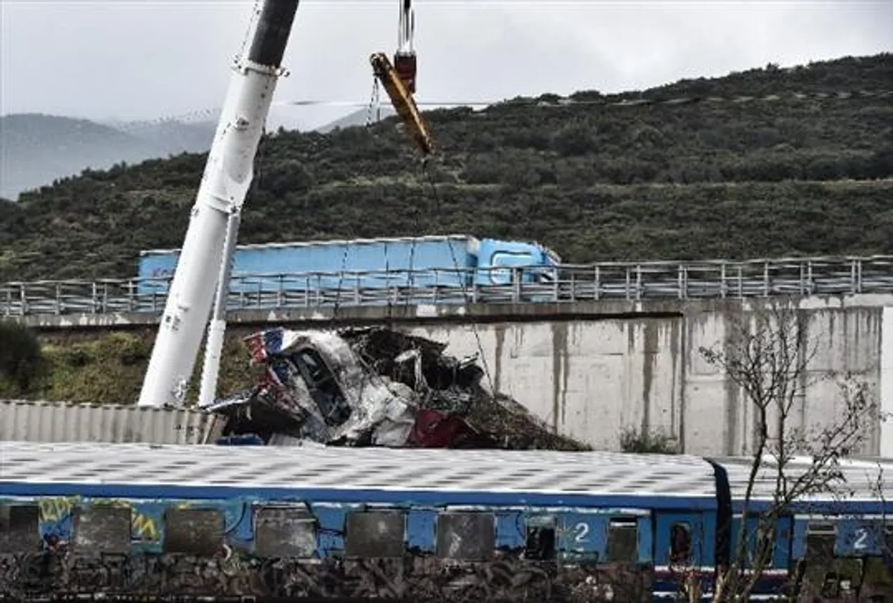 গ্রিসে ট্রেন দুর্ঘটনায় আরও তিন কর্মকর্তার বিরুদ্ধে অভিযোগ