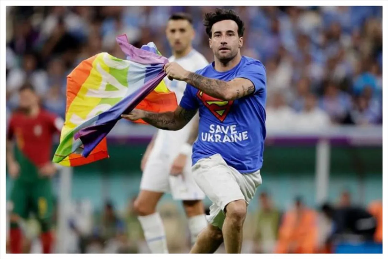 এলজিবিটিকিউ সমর্থনে পর্তুগাল-উরুগুয়ে ম্যাচে ঢুকে পড়লেন এক ব্যক্তি