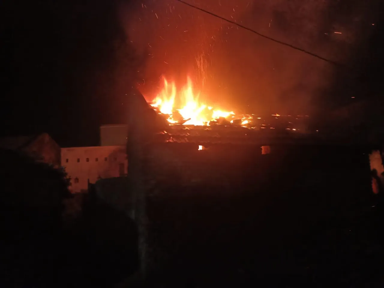 জামুরিয়ায় বিধ্বংসী আগুন, ভস্মীভূত বাড়ি