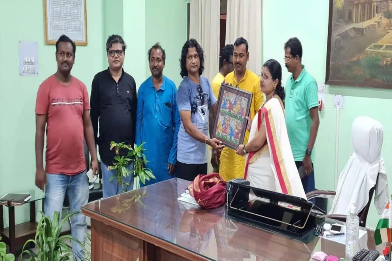 পটের ছবি দিয়ে জেলা শাষককে শুভেচ্ছা জানালেন পিংলার পটুয়ারা