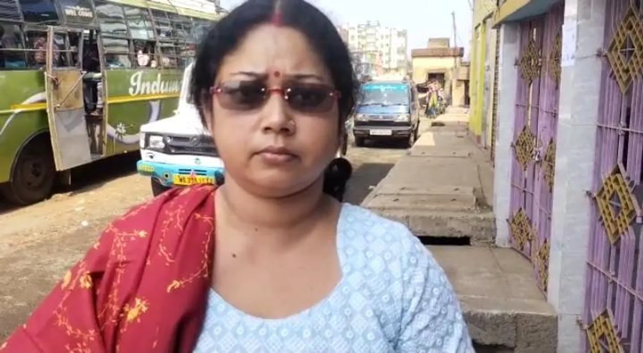 শিক্ষিকাকে স্কুলে ঢুকতে বাধা