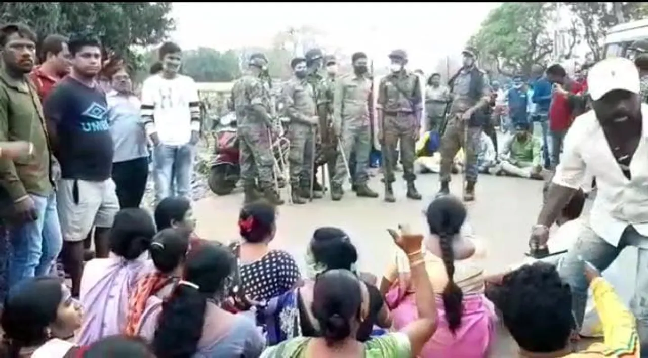 রাস্তায় বসে দুই দলের প্রতিবাদ খড়গপুরে