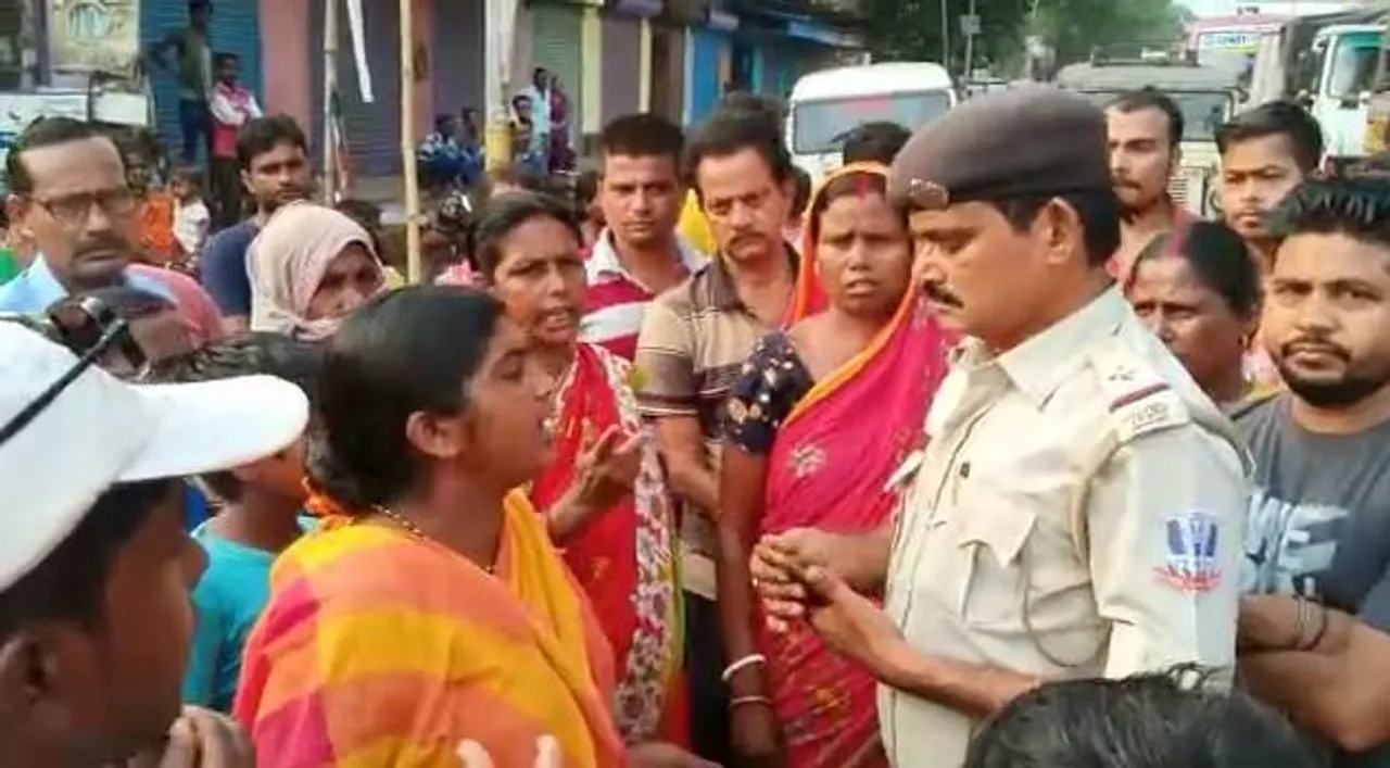 জলের দাবীতে রাস্তা অবরোধ অন্ডালের খাঁদরায়