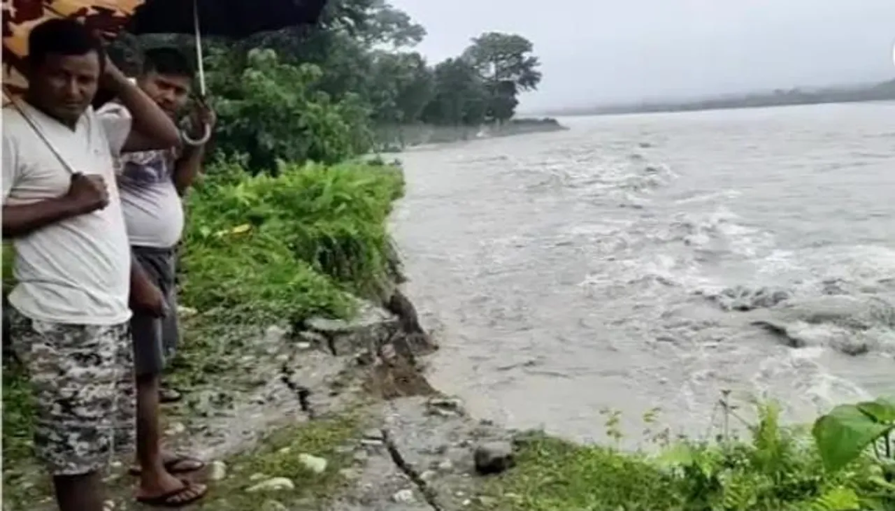 প্রবল বৃষ্টিতে জলমগ্ন কালচিনির দলসিংপাড়া