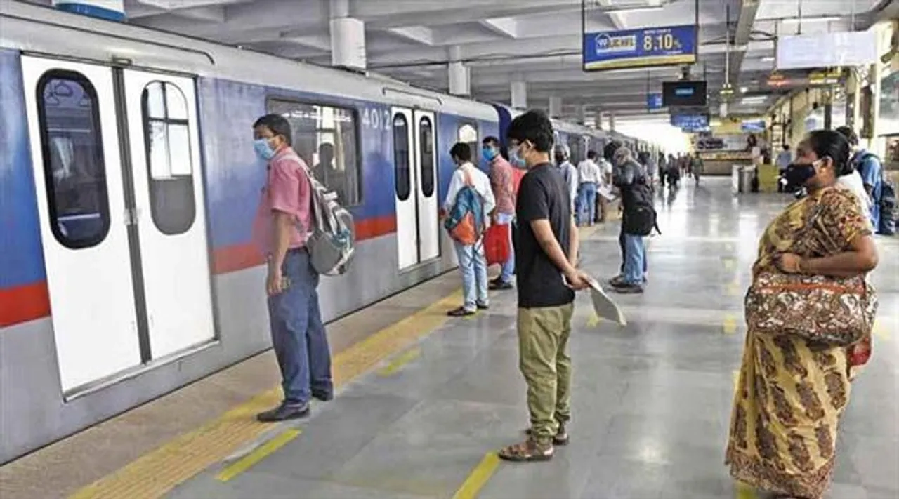 মেট্রোয় ফিরল টোকেন পরিষেবা,সংক্রমণ এড়াতে প্রতিটি স্টেশনে স্যানিটাইজিং মেশিন