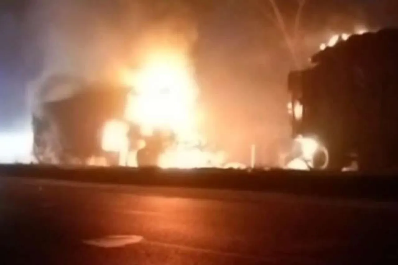 কাকদ্বীপে গুদামে বিধ্বংসী আগুন