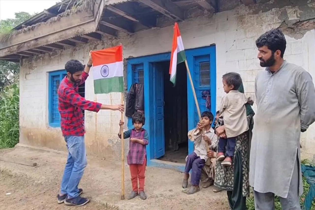 J&K: তেরঙ্গা উত্তোলন করল দুই পলাতক জঙ্গির পরিবার