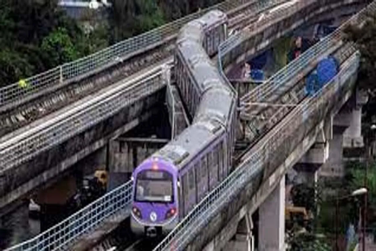 ইস্ট-ওয়েস্ট লাইনে বাড়ছে মেট্রো