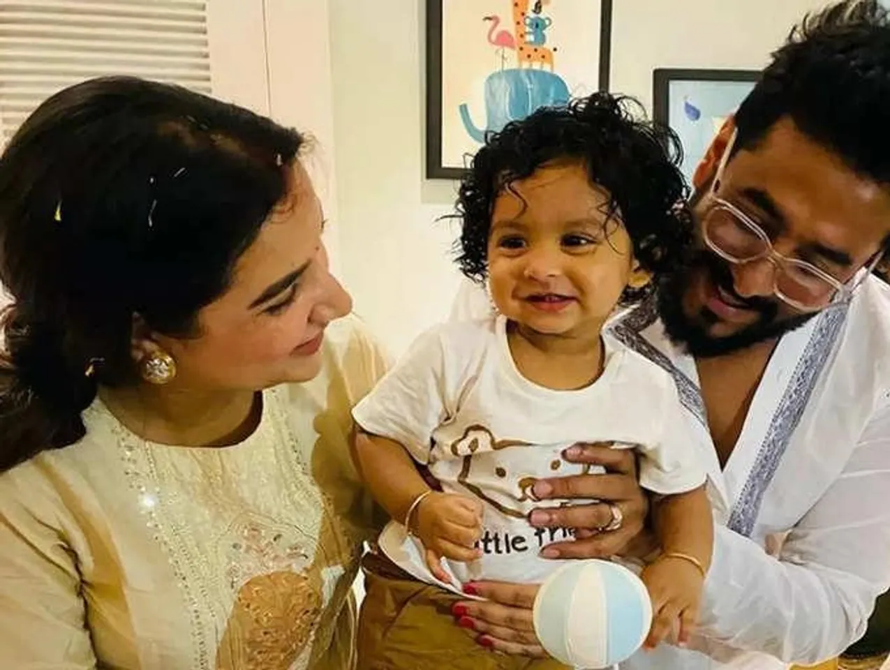 ইউভানকে পুজোয় জামা কিনে দিলেন মমতা!