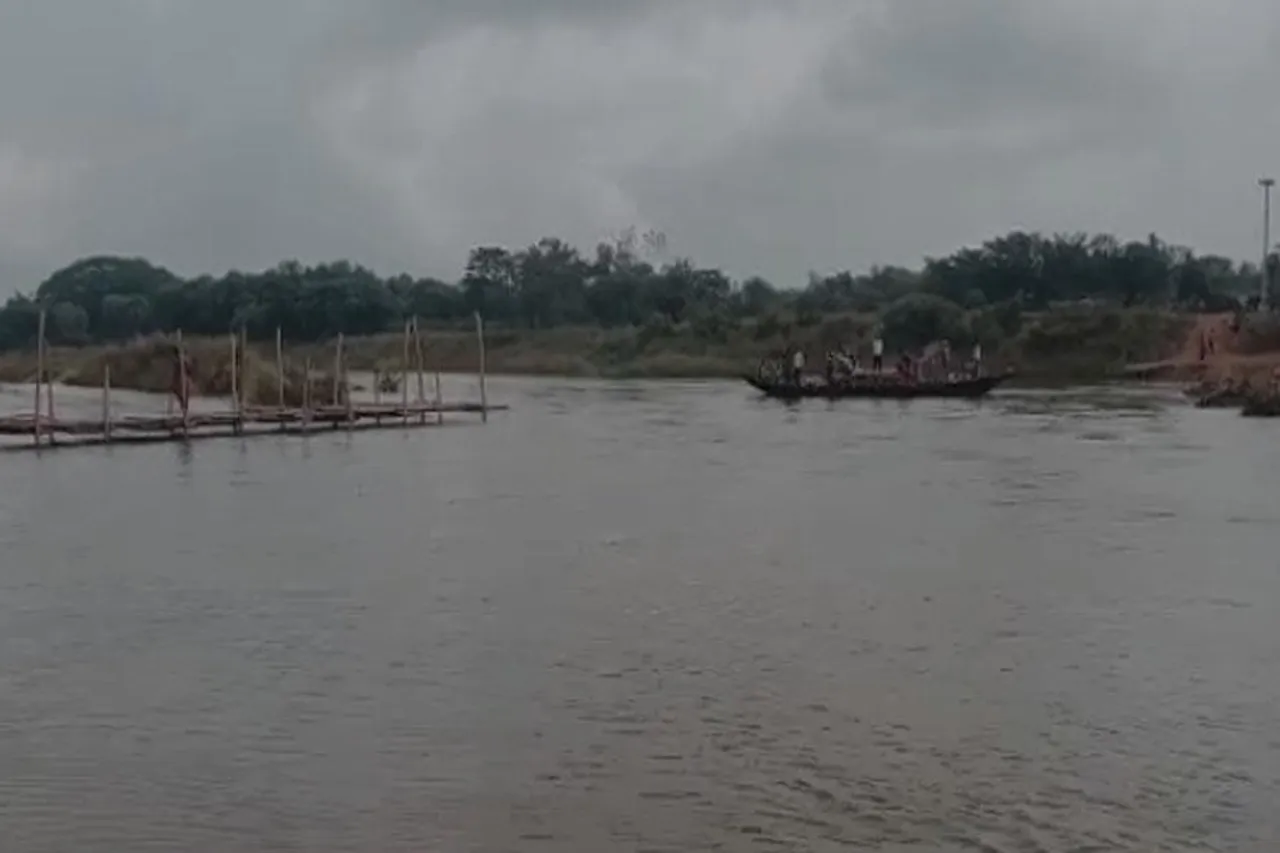 কাঁসাই নদী পারাপারের ক্ষেত্রে ফের দুর্ভোগ