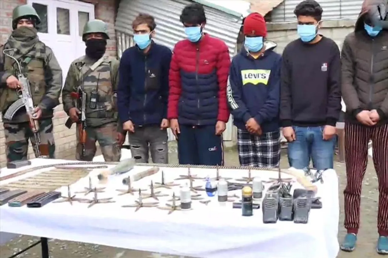 বিপুল গোলাবারুদ সহ ৬ জইশ জঙ্গিকে গ্রেফতার করল পুলিশ