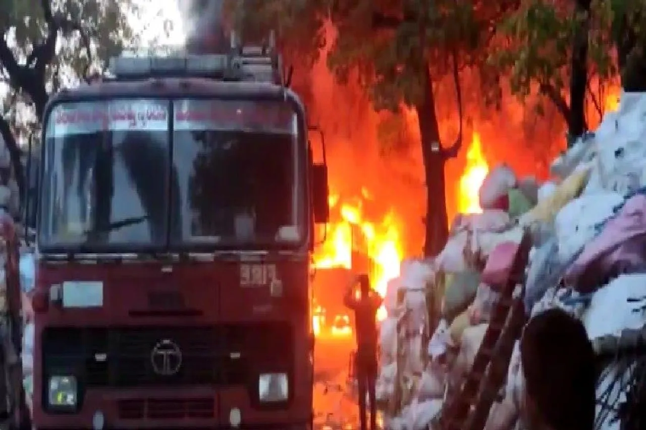 ভয়াবহ আগুন, আগুন নেভানোর চেষ্টা চালাচ্ছে দমকল বাহিনী- দেখুন ভিডিও