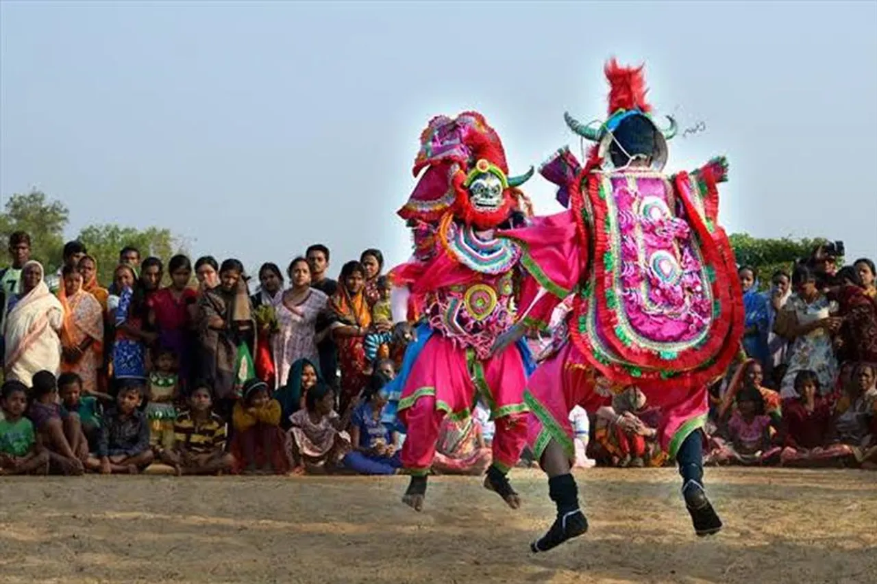 শব্দবাজি আর নয়! সচেতন করতে ছৌ নৃত্যের শিবির গোয়ালতোড়ে