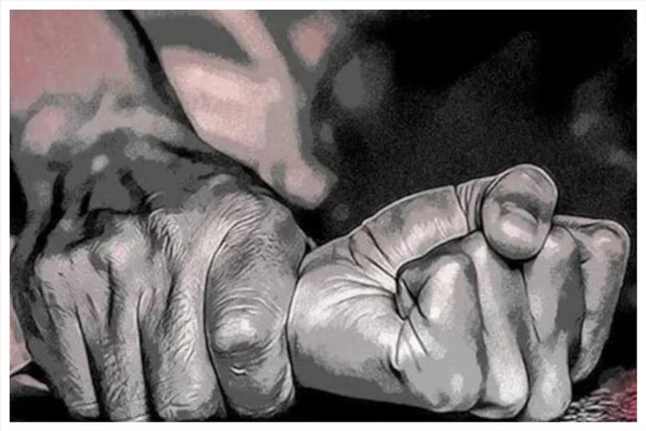 মহিলার ওপর ঝাঁপিয়ে পড়ল দুই যুবক, ধর্ষণের অভিযোগ