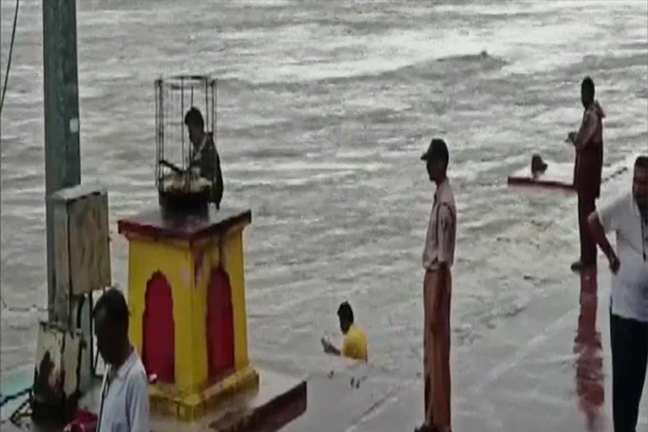 বিপদসীমা ছুঁয়েছে নদীর জলস্তর