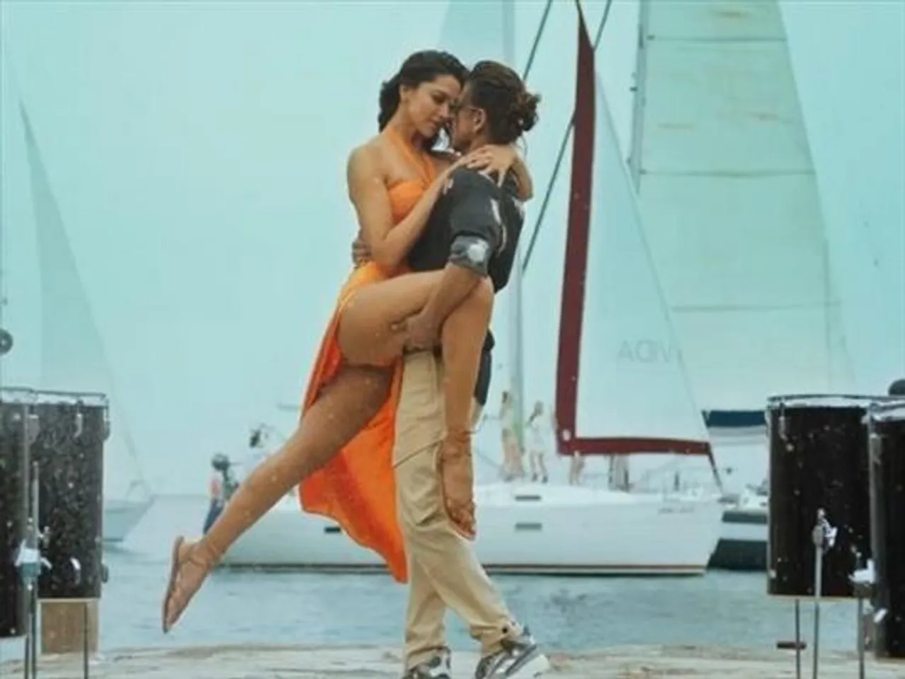 সিনেমা থেকে বাদ দেওয়া হবে না দীপিকার  জাফরান বিকিনির  সিন