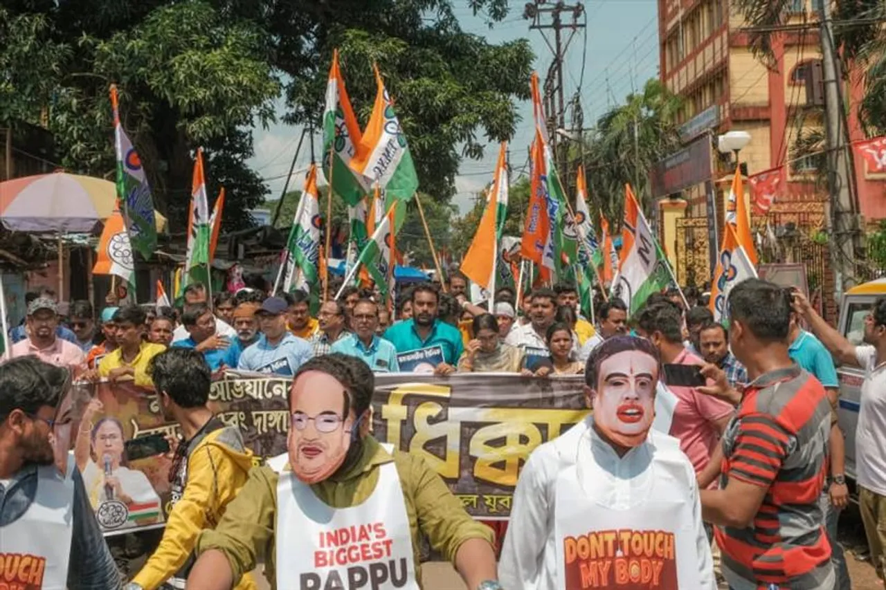 কেন্দ্র বিন্দুতে পুলিশ, দুই মেরুতে তৃণমূল-বিজেপি