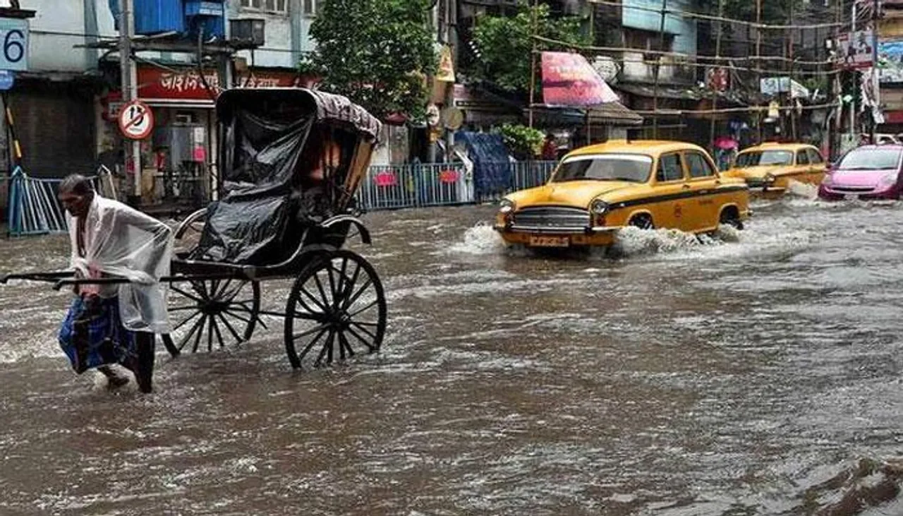 ভারী বৃষ্টির জেরে কলকাতার একাধিক জায়গা ফের জলের তলায়