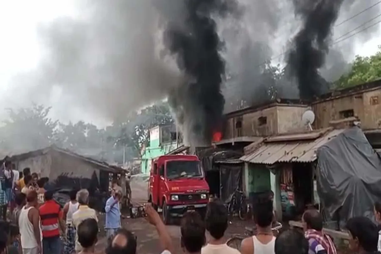 ট্রান্সফর্মার বিস্ফোরণের ফলে আগুন, ছড়াল আতঙ্ক