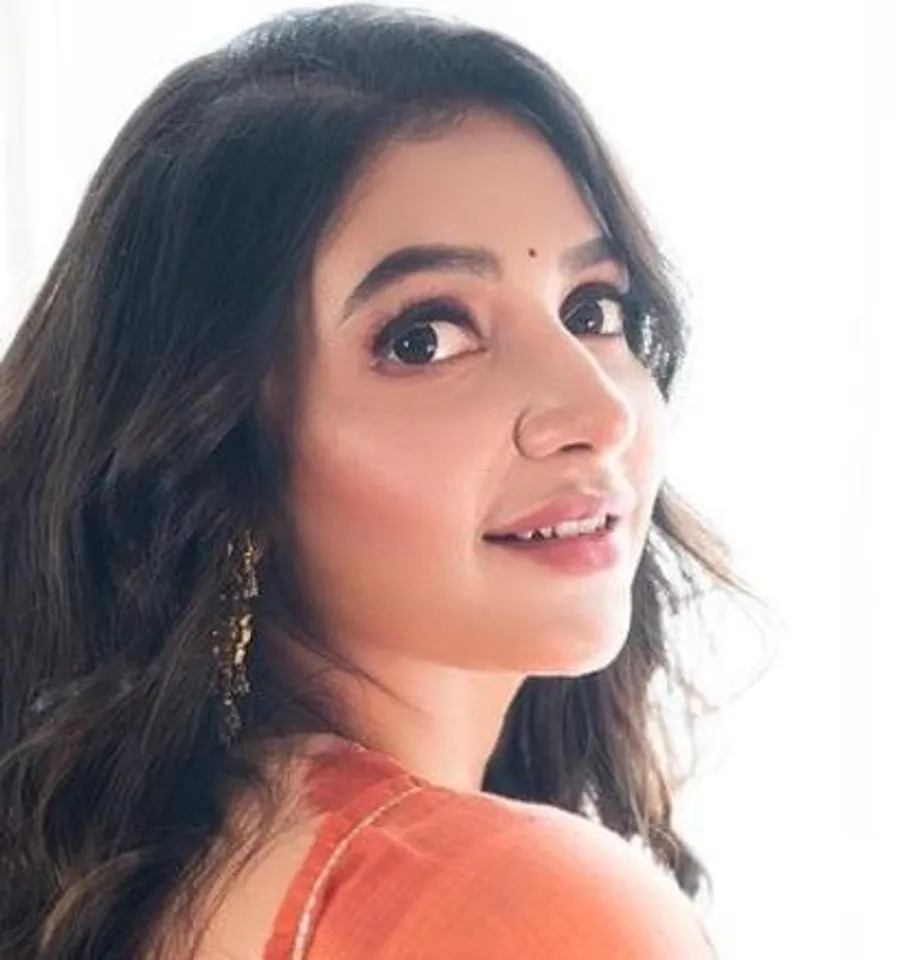 নবমীর গ্ল্যামারাস লুকে শুভশ্রী