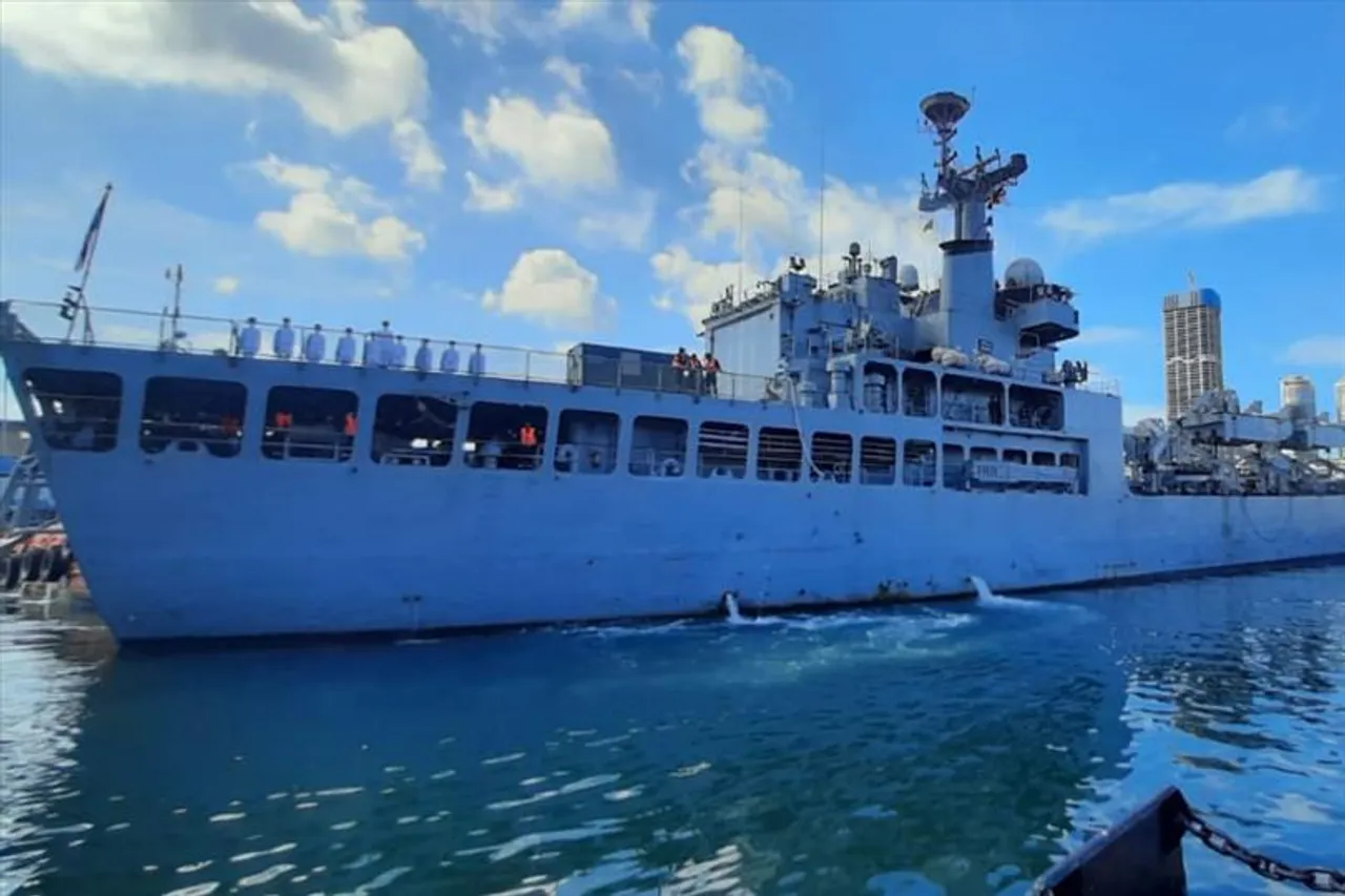 বিপুল ওষুধ নিয়ে শ্রীলঙ্কা পৌঁছাল ভারতের 'INS Gharial'