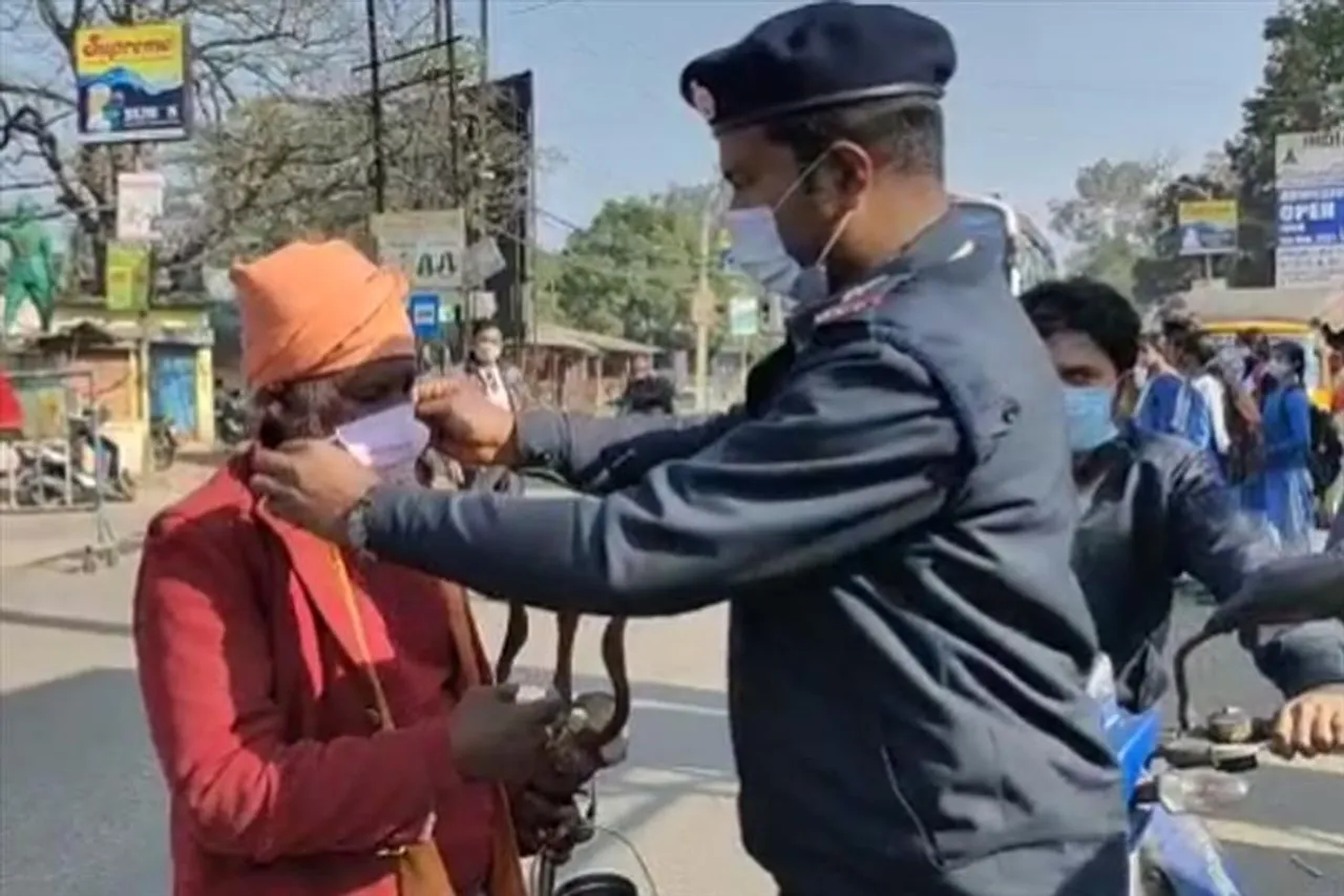 কোভিড সচেতনতায় মাইকিং করে চলছে সতর্কীকরণ