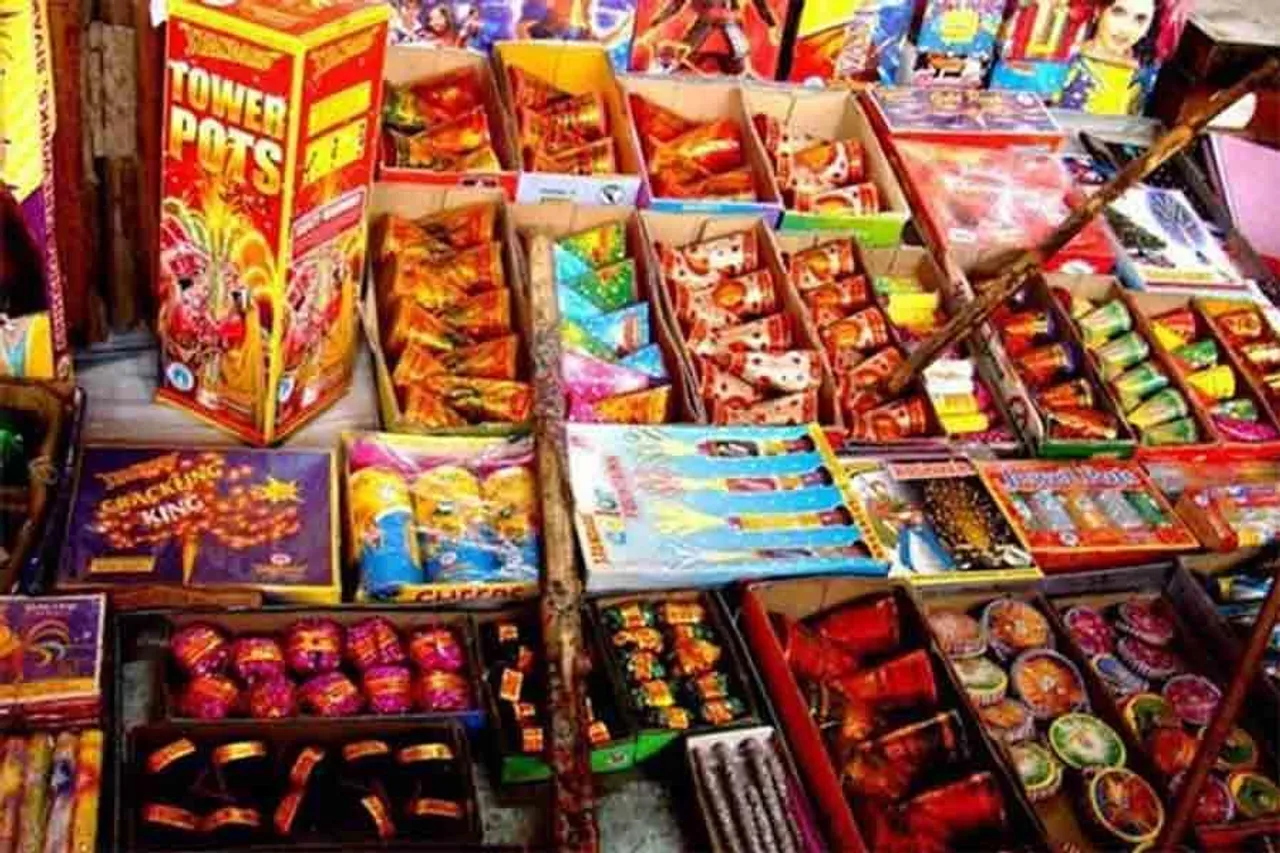 নিষিদ্ধ বাজির আবাধ বিক্রির আশঙ্কা