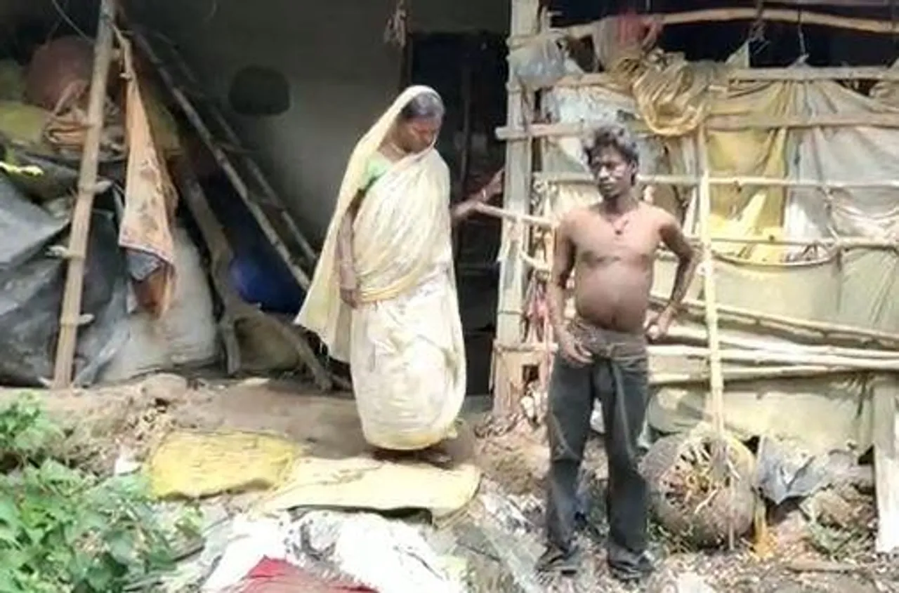 লোহার শিকলে বাঁধা মানসিক ভারসাম্যহীন ছেলে, ভিক্ষে করছেন বৃদ্ধা মা