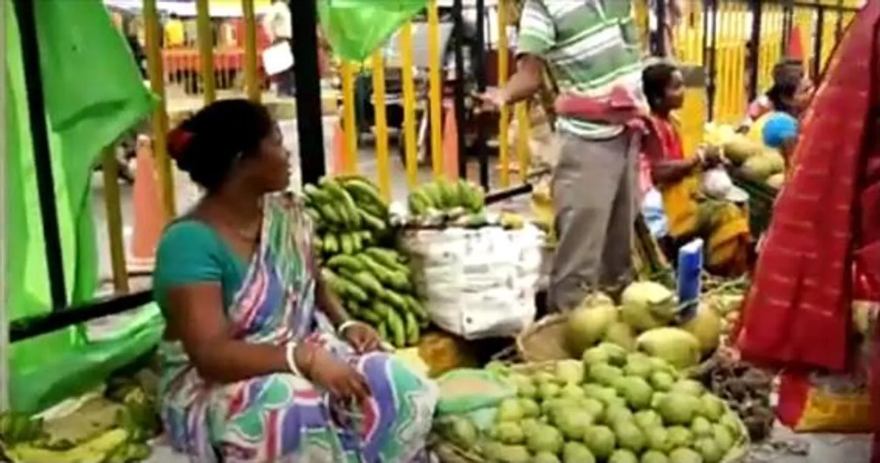 দেবী লক্ষ্মীর আরাধনা করতে গিয়ে পকেটে টান মধ্যবিত্ত বাঙালির