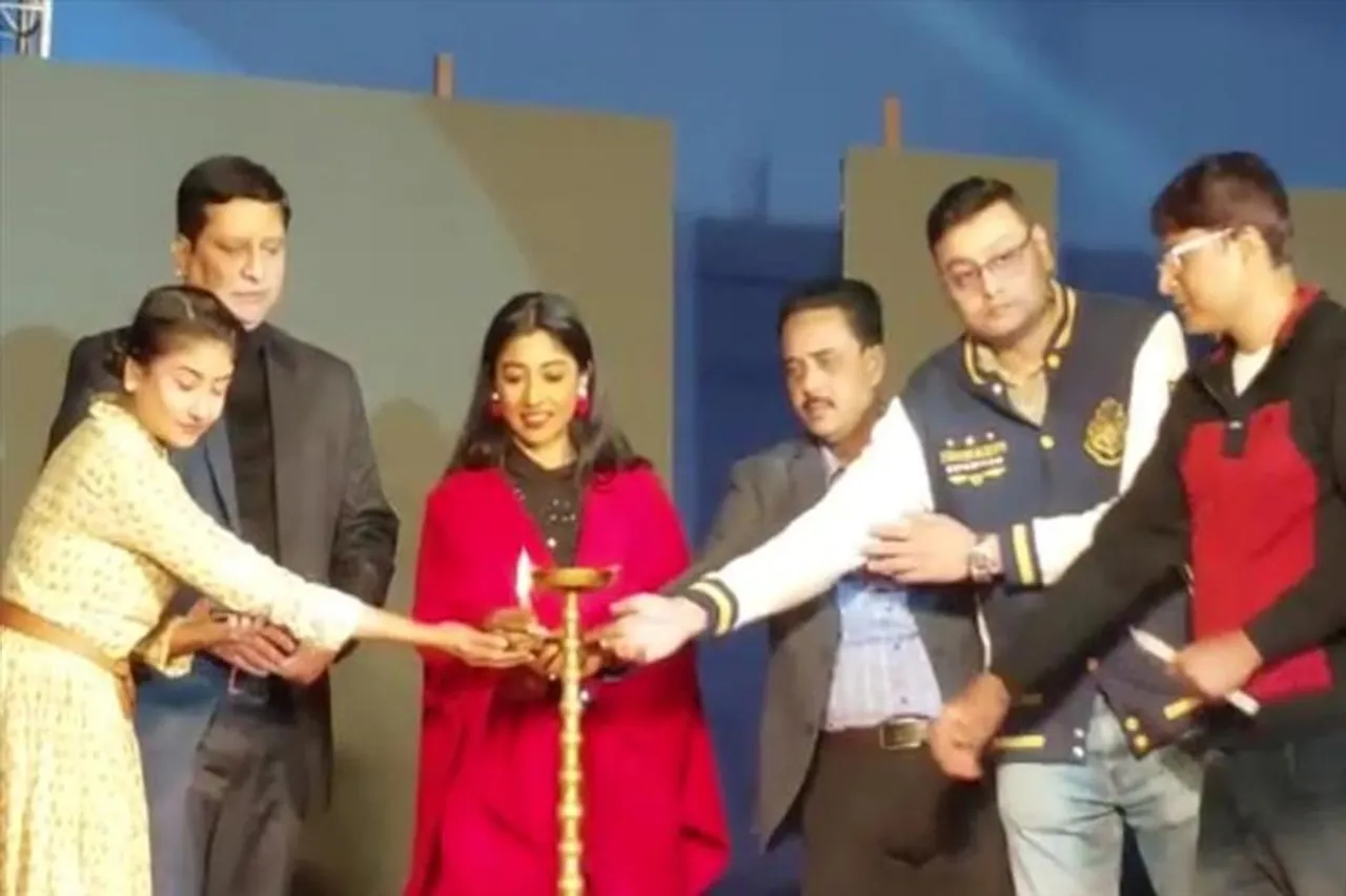 'তারা’ দের আলোয় আলোকিত হয়ে উঠলো রেল শহর