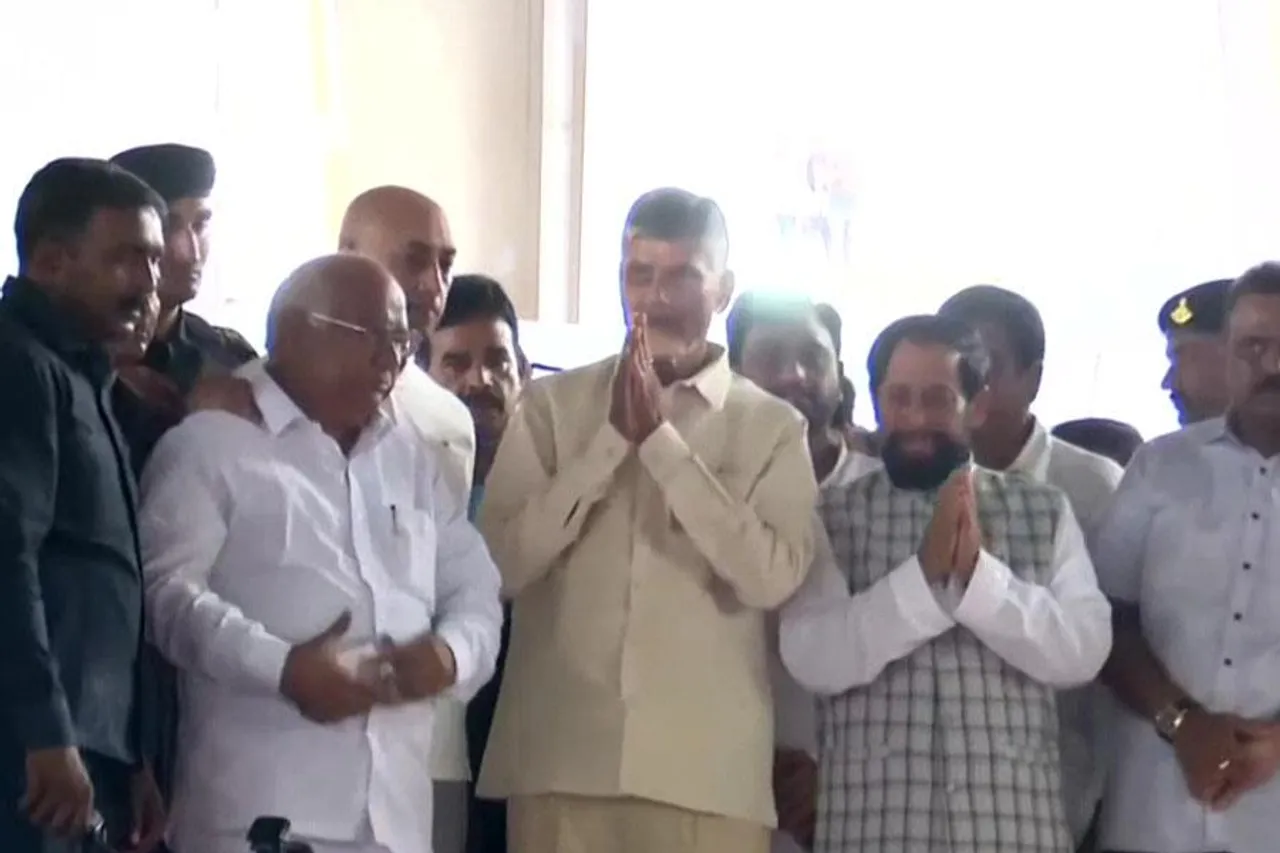 মুলায়ম সিং যাদবকে শেষ শ্রদ্ধা প্রাক্তন মুখ্যমন্ত্রীর