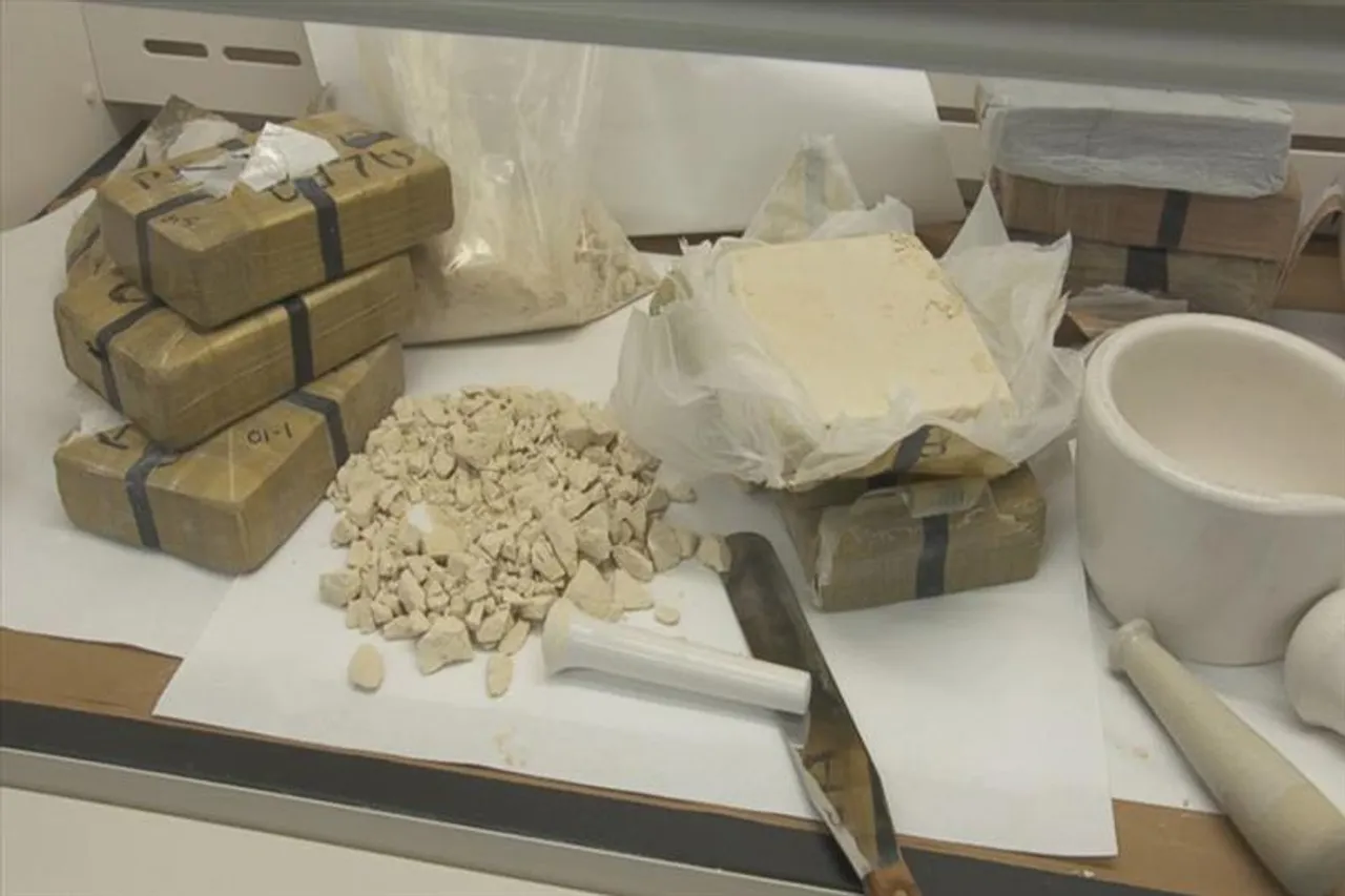 ফ্যাব্রিক রোলে লুকানো মাদক, উদ্ধার করলো সন্ত্রাসবিরোধী স্কোয়াড