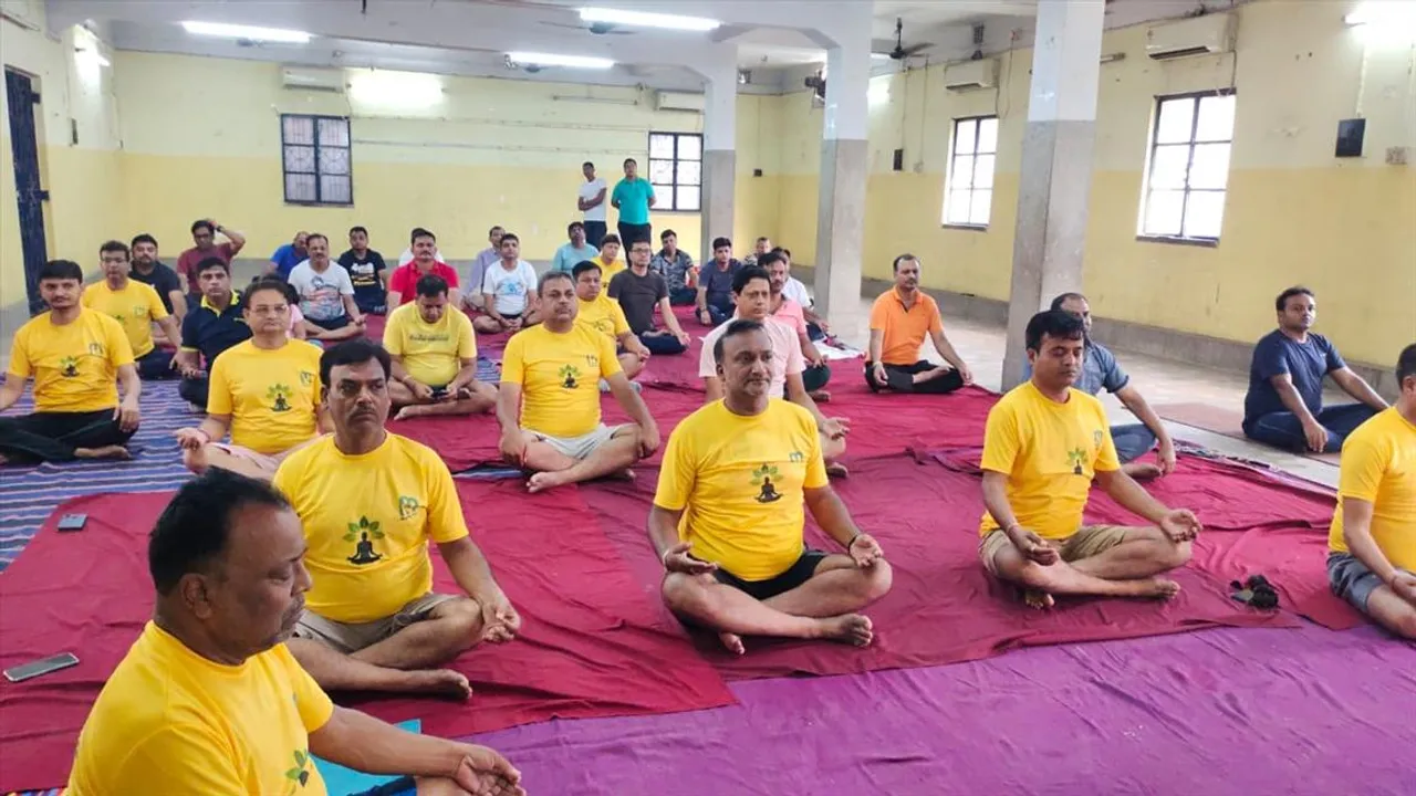 নিয়ামতপুরে ব্যবসায়ী সংগঠনে পালন করা হল বিশ্ব যোগ দিবস