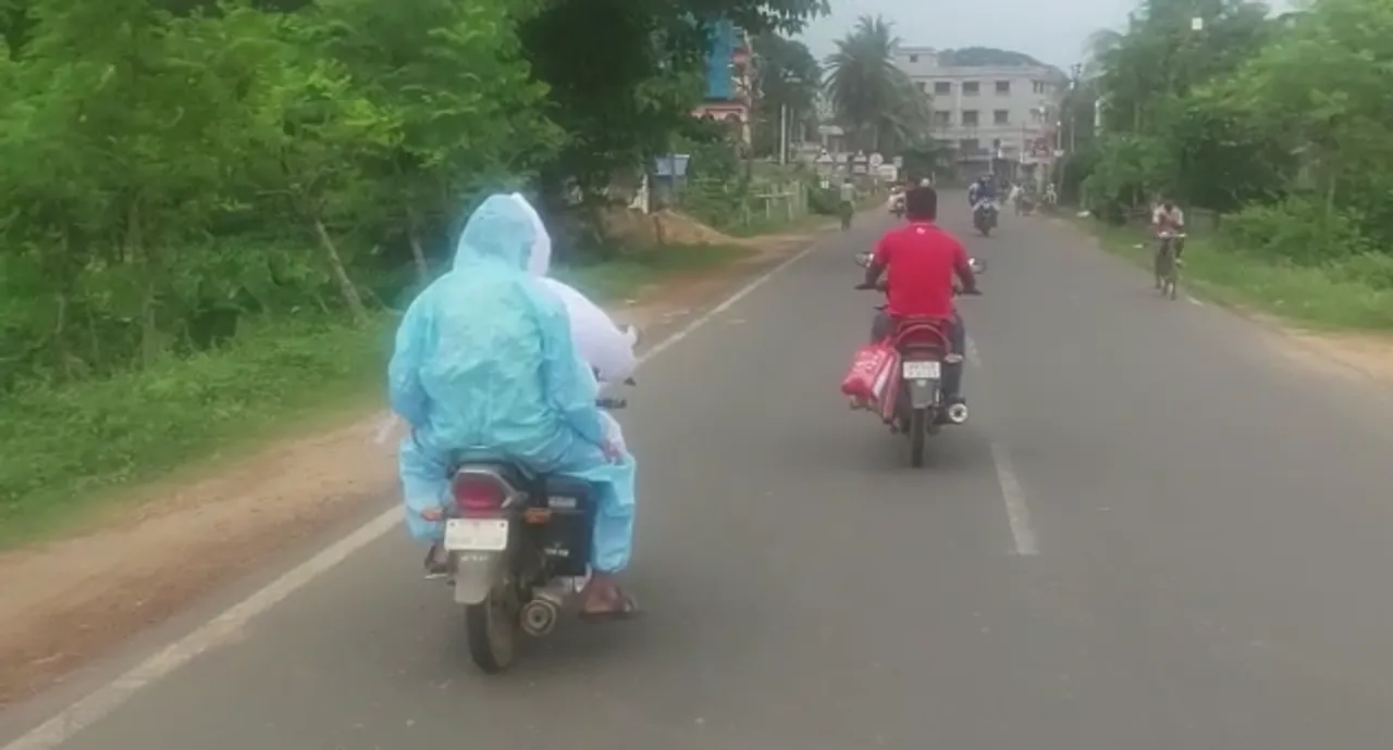 রনির বাইকে করে কোভিড আক্রান্ত রোগী যাচ্ছে হাসপাতালে, ভাইরাল ভিডিও