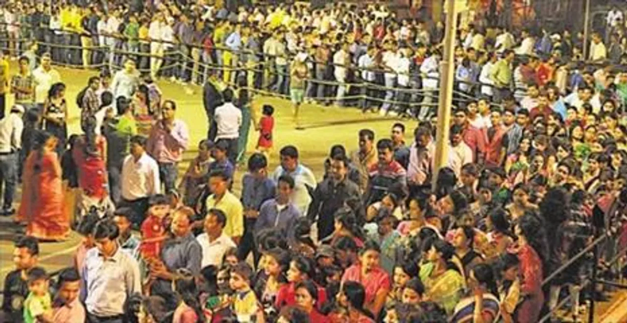 কার্ফু শিথিলের আগেই, রাতের শহরে পুজো দেখার ভিড়ে ব্যারিকেড ভাঙার উপক্রম