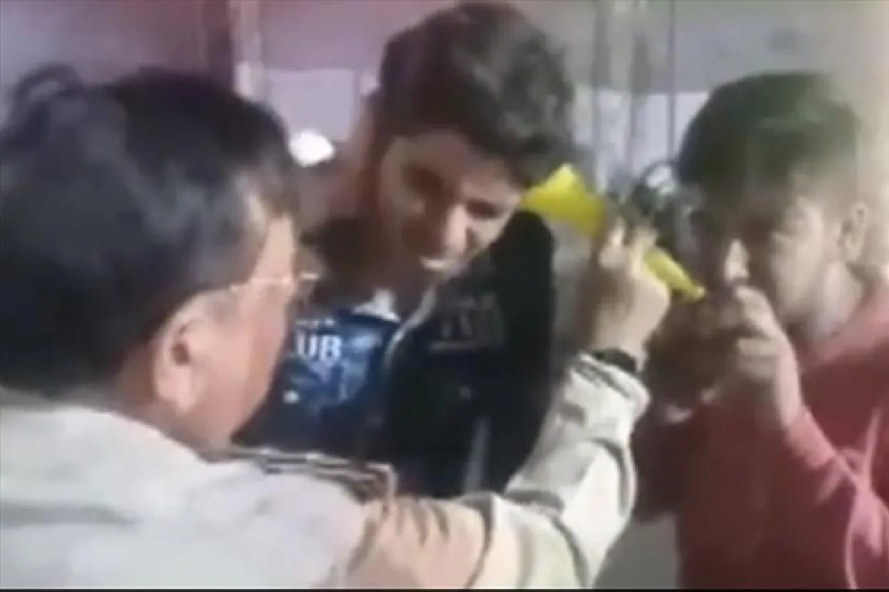 একেই বলে 'টিট ফর ট্যাট', দেখুন ভিডিও