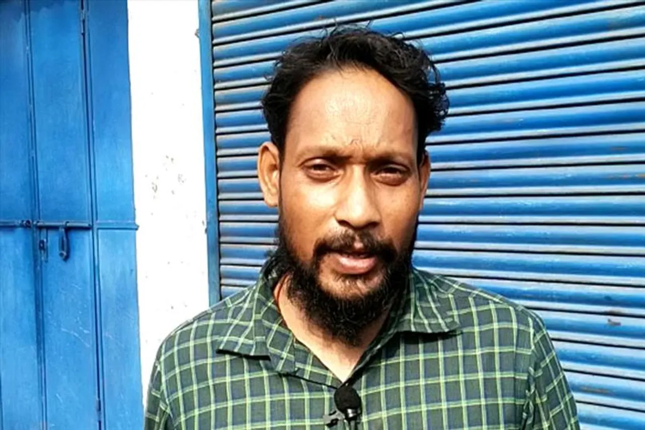 আসানসোলে সড়ক দুর্ঘটনায় ক্ষতিগ্রস্ত দোকান, শুনুন দোকানের মালিকের বক্তব্য