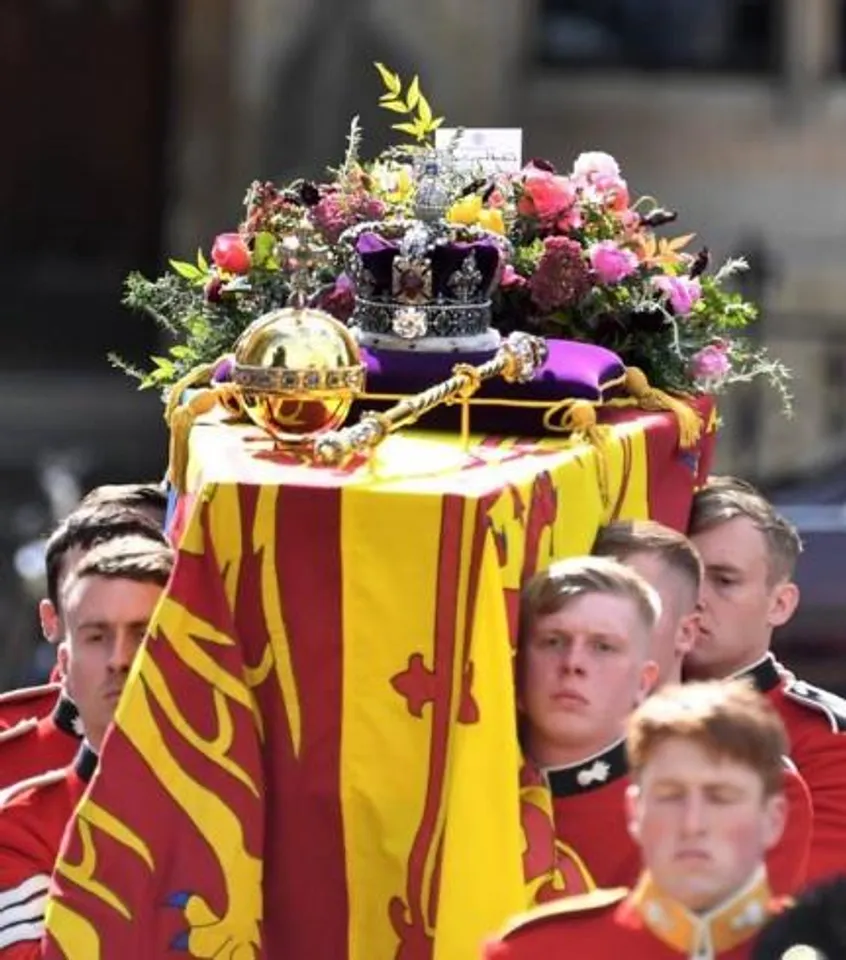 রানীর কফিন থেকে মুকুট রত্ন অপসারণ করা হয়েছে