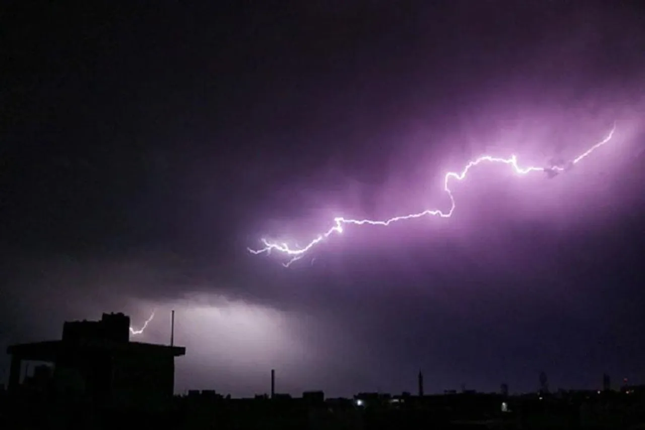 ৩-৪ ঘণ্টার মধ্যে বজ্র বিদ্যুৎ সহ বৃষ্টির পূর্বাভাস