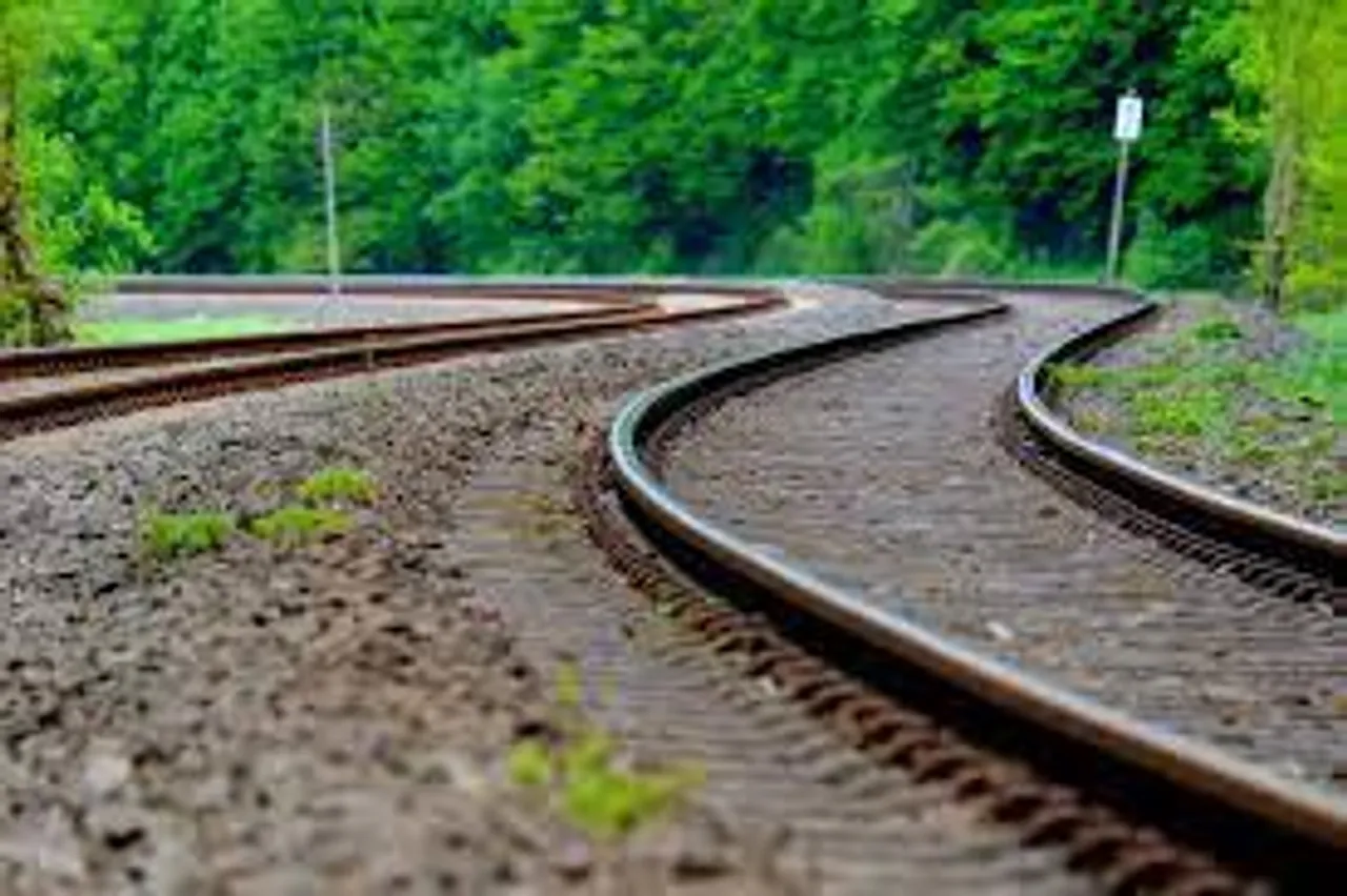 ট্রেন দুর্ঘটনায় মৃত কিশোর