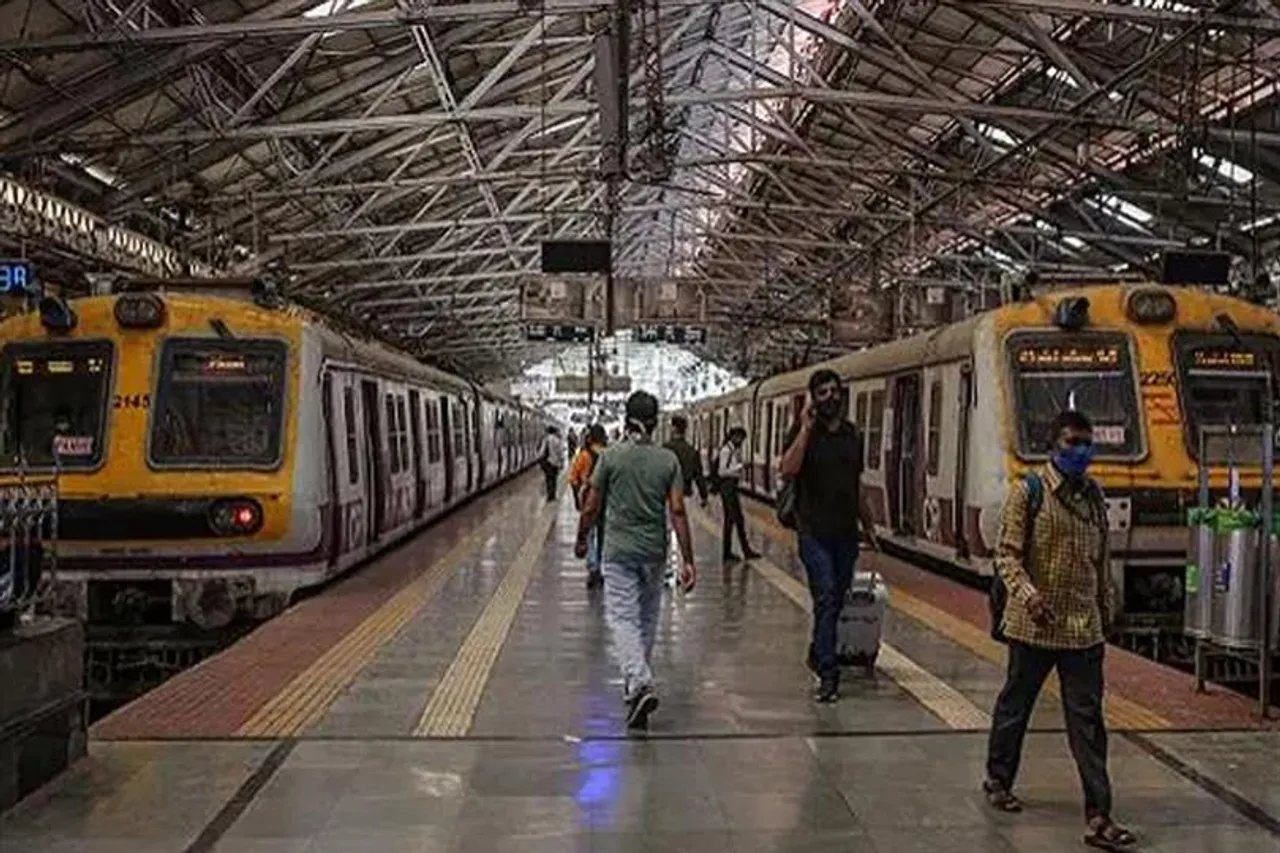 প্রযুক্তিগত ত্রুটির কারণে ব্যাহত লোকাল ট্রেন পরিষেবা