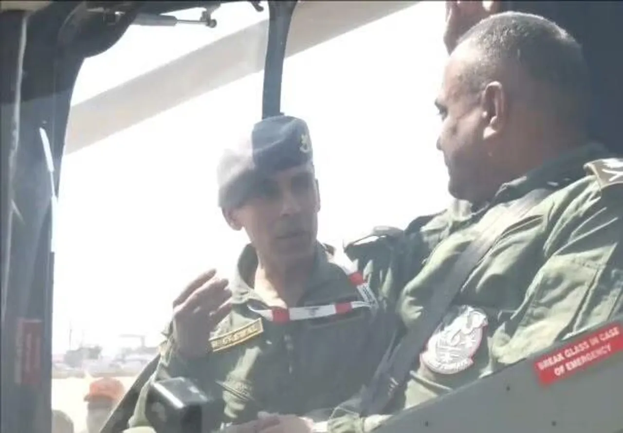 এয়ারো ইন্ডিয়ার  হালকা কপ্টারের  সাওয়ারী করলেন  মনোজ পান্ডে